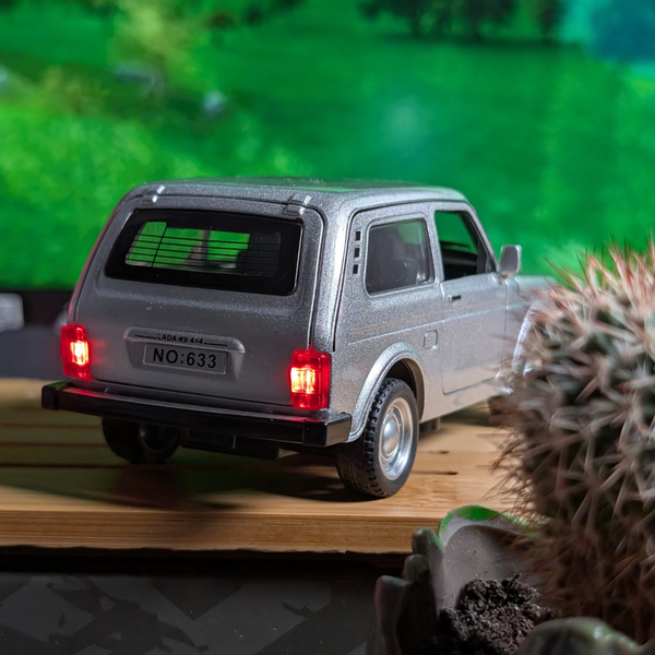 Lada Jeep "НИВА" срібна масштаб 1:32 633 фото