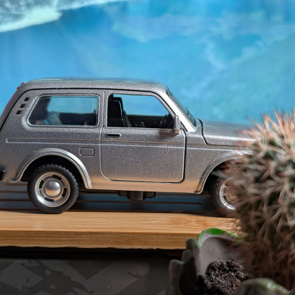 Lada Jeep "НИВА" срібна масштаб 1:32 633 фото