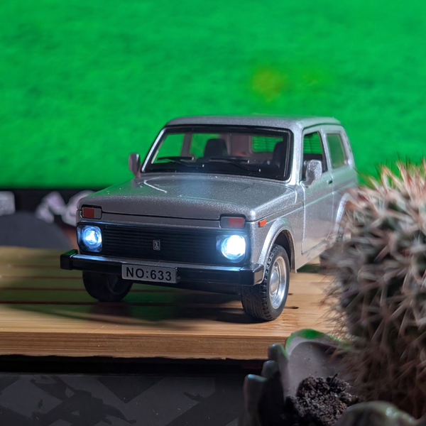 Lada Jeep "НИВА" срібна масштаб 1:32 633 фото