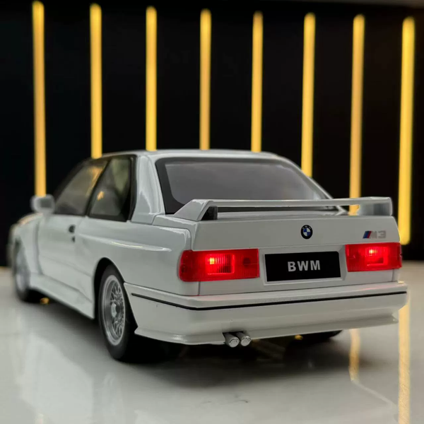 BMW M3 E30 1991 белая масштаб 1:24  1901-440 фото